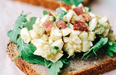 SALADA DE CLARA DE OVO E ABACATE