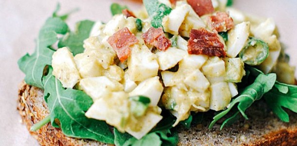 SALADA DE CLARA DE OVO E ABACATE