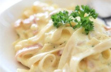 MACARRÃO AO CREME COM BRÓCOLIS