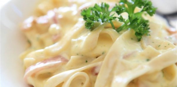 MACARRÃO AO CREME COM BRÓCOLIS