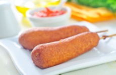 OLHA O QUE ENCONTREI SALSICHA EMPANADA NO PALITO