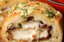 PÃO DE ALHO COM FRANGO A MILANESA QUEM DISSE QUE NAO PODIA MELHORAR