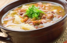 Em uma panela, frite o bacon na própria gordura e reserve. Bata o feijão com a água e os tomates no liquidificador, coloque na panela com o bacon frito, adicione a batata e cozinhe até a batata ficar macia. Se ficar muito grosso, adicione mais água. Tempera com sal e pimenta a gosto, polvilhe com o coentro picado e sirva. O bom desta receita é que ela pode ser feita com sobras de feijão.