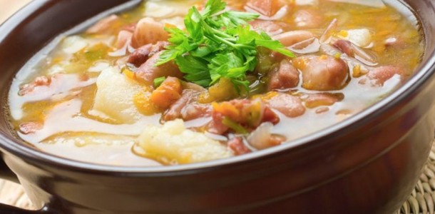 Em uma panela, frite o bacon na própria gordura e reserve. Bata o feijão com a água e os tomates no liquidificador, coloque na panela com o bacon frito, adicione a batata e cozinhe até a batata ficar macia. Se ficar muito grosso, adicione mais água. Tempera com sal e pimenta a gosto, polvilhe com o coentro picado e sirva. O bom desta receita é que ela pode ser feita com sobras de feijão.